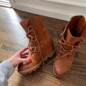 Sorel boots only worn once. Size 6